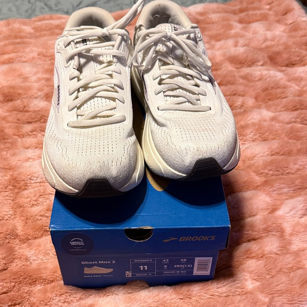 Brooks Ghost Max 2 Cream Sneakers